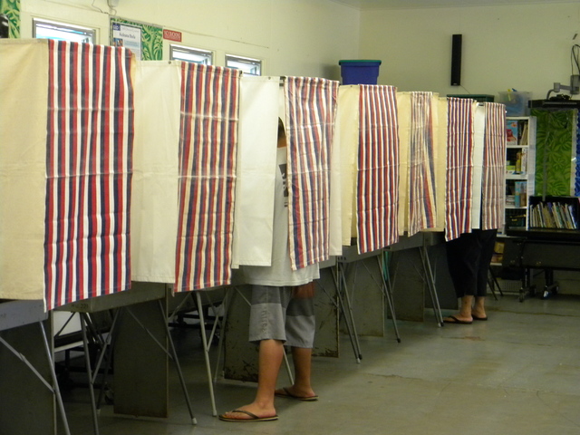 2926673_web1_voting-in-Keaukaha-primary-2014-election.jpg