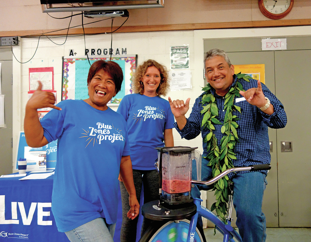 4296785_web1_Mayor-Kenoi-sits-on-Blue-Zones-bike-with-North-Hawaii-project-managers-Sue-Dela-Cruz-and-Dena201610714425155.jpg