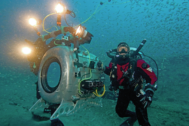 4649781_web1_Ocean-Stories-The-Halls_Howard-Hall-operates-the-underwater-IMAX-3D-camera-during-the-making-of-Deep-Sea-3D_Photo-Credit-Michele-Hall20161219162719467.jpg