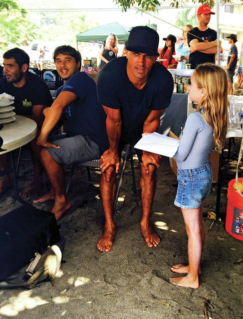 5019402_web1_Tanner-interviewing-surf-icon-Kelly-Slater-for-her-new-magazine201737184623100.jpg