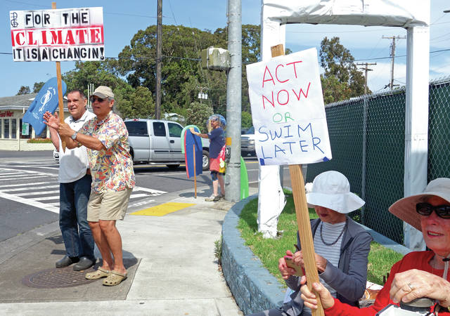 5284023_web1_Waimea-resident-Harry-Bettencourt-and-other-members-wave-signs-in-Waimea-Saturday-as-part-of-the-North-Hawaii-Action-Networks-ongoing-effort-to-address-current-issues2017429105954695.jpg