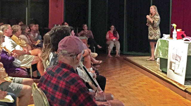 5346353_web1_Heather-Forest-from-Hawaii-Ant-Lab-shares-a-presentation-Wednesday-night-with-more-than-100-Kohala-residents-on-how-to-combat-the-growing-LFA-infestation-there2017512144235760.jpg
