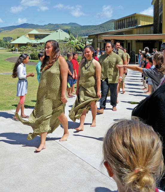 5413454_web1_Kanu-o-ka-Aina-seniors-are-greeted-by-students-as-they-enter-the-school-s-new-gymnaisum-for-Friday-s-commencement-ceremony2017526123214947.jpg