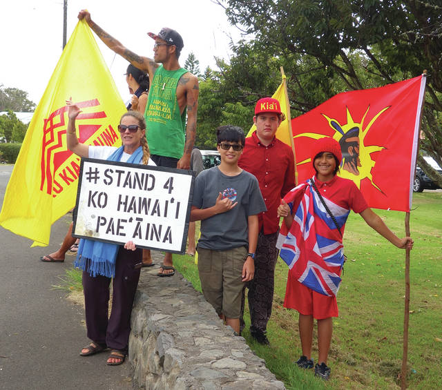 5433970_web1_Residents-of-all-aged-turned-out-for-the-Standing-for-Maunakea-sign-waving-Tuesday-on-Church-Row201753163239705.jpg