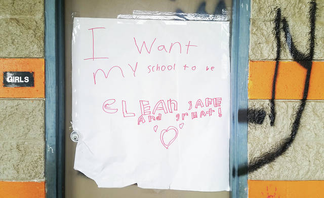 5546446_web1_Sign-made-by-a-Waikoloa-Elementary-student-to-cover-the-graffiti-that-covers-the-school-campus20176238381978.jpg