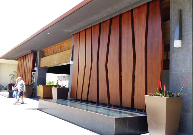 5580832_web1_Maui-built-tiki-panels-decorate-the-new-entrance-at-the-Waikoloa-Beach-Marriott-Resort--Spa201763016838123.jpg