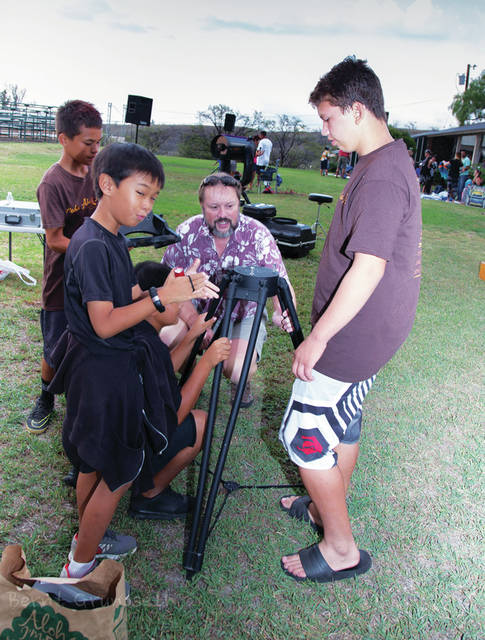 5991133_web1_Andrew-Cooper-from-Keck-Observatory-shows-keiki-how-to-set-up-a-telescope2017926101360.jpg