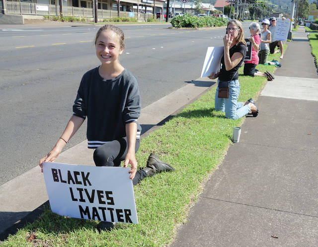 6013265_web1_9th-grader-Grace-Hustace-from-Hawi-proudly-hold-her-sign-on-Mamalahoa-Hwy-on-Saturday-morning2017930103448520.jpg