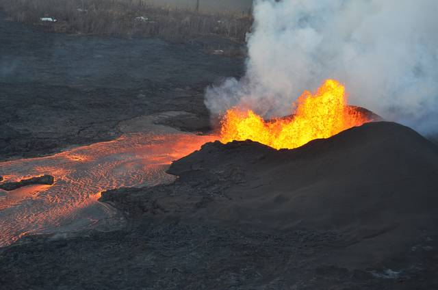 Lava continues to fill Kapoho Bay