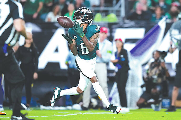 Jalen Hurts runs for 2 TDs, throws for a score; Eagles hold off  fumble-prone Vikings 34-28 - West Hawaii Today