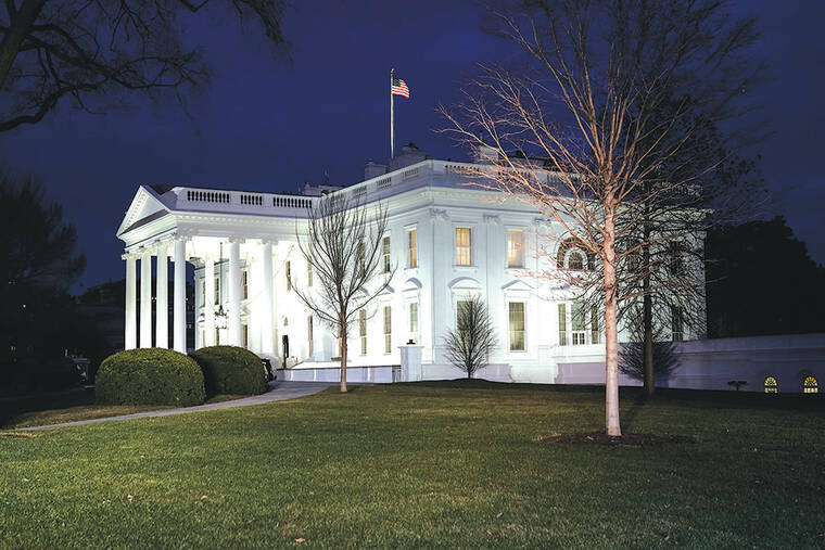 Driver dies crashing into White House gates: authorities